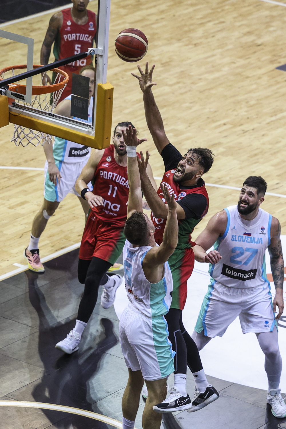 葡萄牙队碾压波兰队，奥恰洛夫统治全场