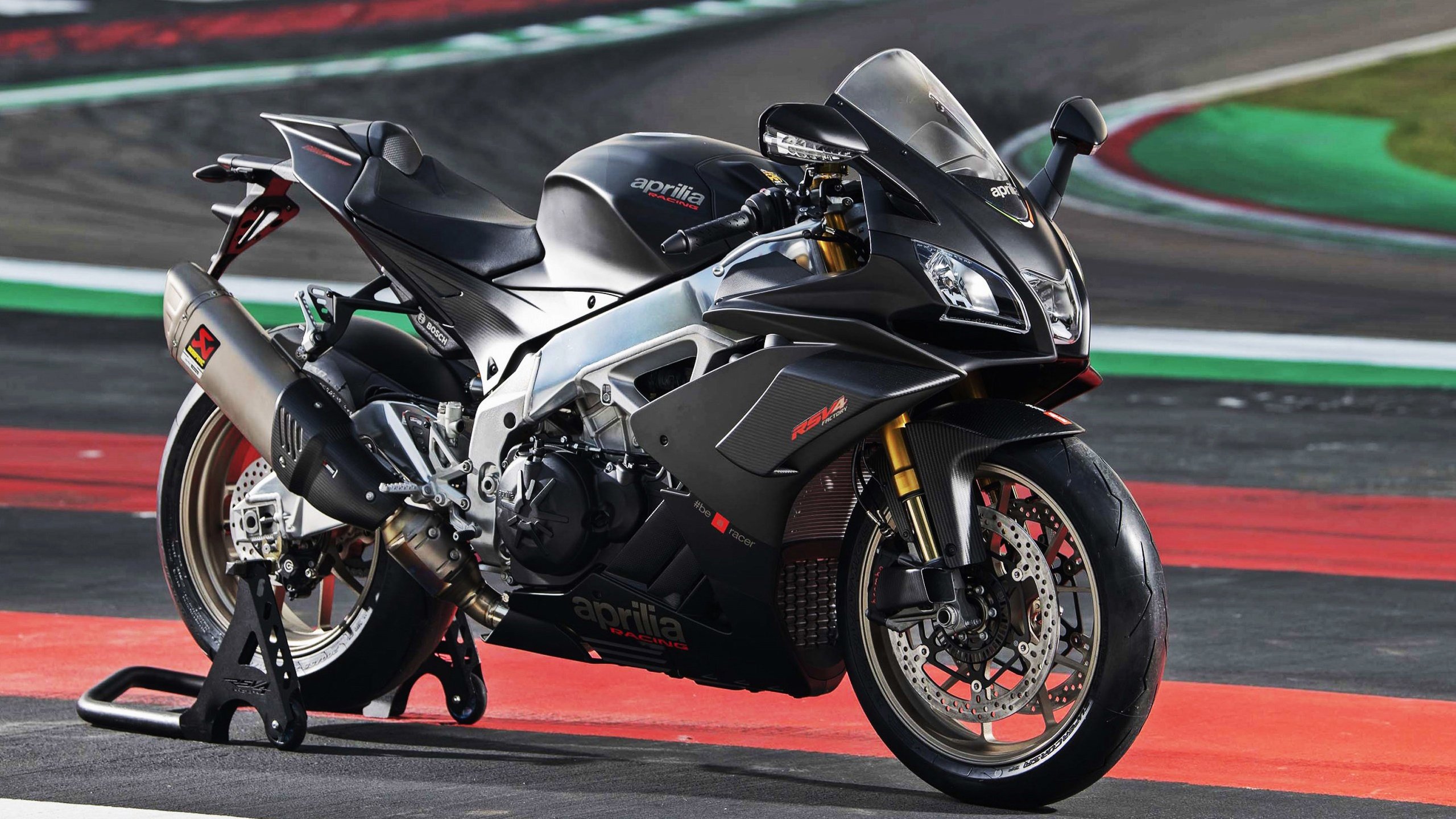 跨越时空的德比，当新疆戈壁的风吹进伯纳乌的夜